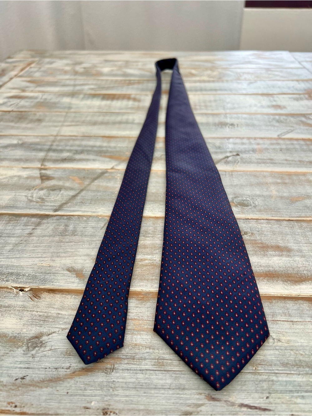 Juna Hart 100% silk Men’s Navy Tie with Red Dot Pattern
